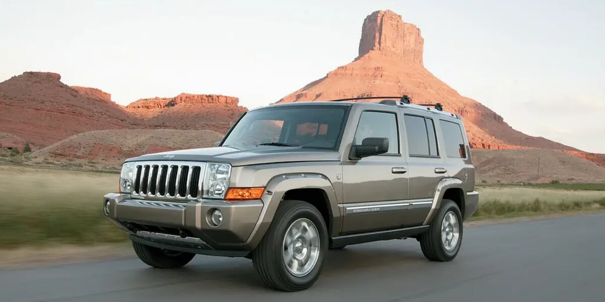 Jeep Commander driving along the highway