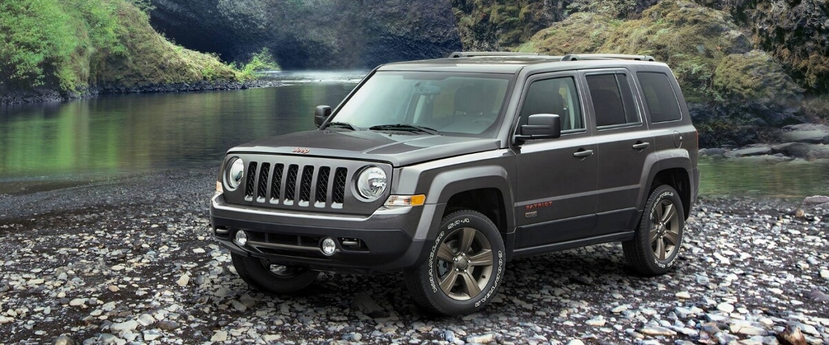 Jeep Patriot parked near the lakes on paddle
