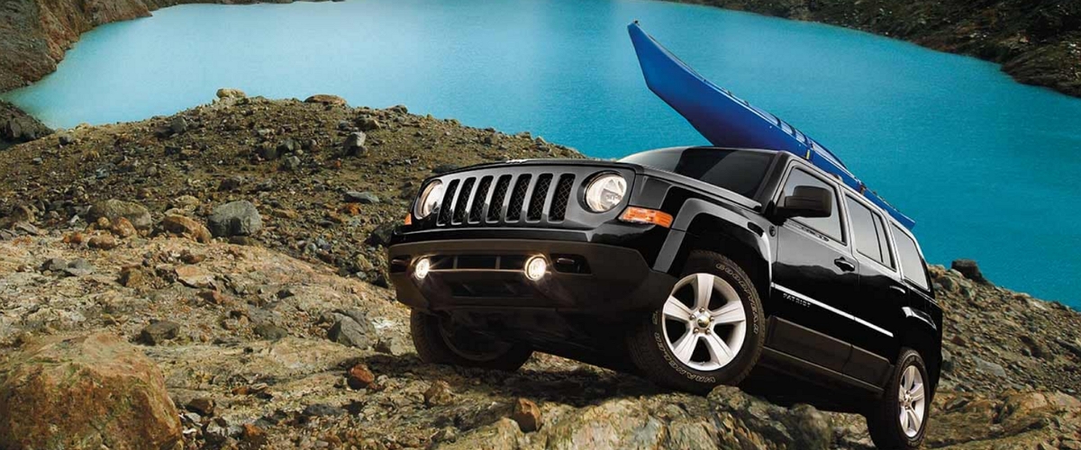 The Jeep Patriot with a kayak on the roof